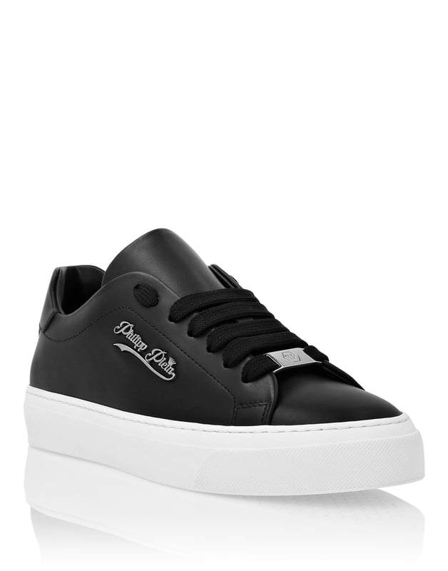 Nappa Lo-Top-Sneakers. Plein Signature an der Seite platziert. Schnürverschluss. Gepolsterte Säume. Rutschsichere Gummisohle. Voll gefüttert. Herausnehmbare Innensohle.