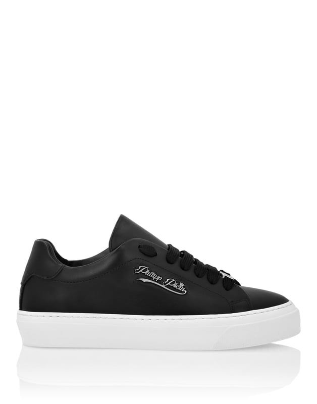 Nappa Lo-Top-Sneakers. Plein Signature an der Seite platziert. Schnürverschluss. Gepolsterte Säume. Rutschsichere Gummisohle. Voll gefüttert. Herausnehmbare Innensohle.