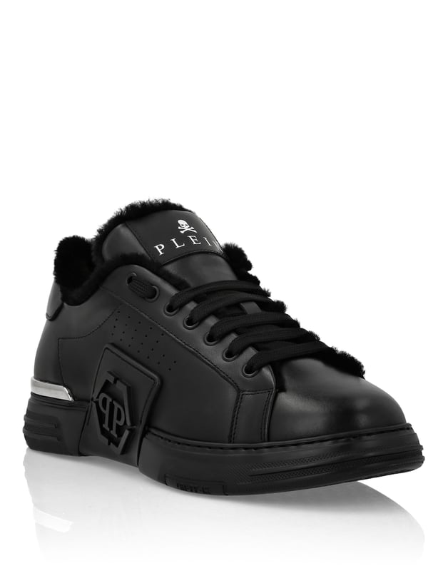 Ontdek het unieke van deze nappa Hexagon Low-Top sneakers. Bekijk de details.   Nappa   PP Hexagon Logo op de rubberen band die loopt van de zool tot het kwart   Vernikkelde metalen hielstabilisator   Hi-tech, ergonomische, ultralichte, schokabsorberende rubberen tussenzool   Voorgevormde buitenzool   Bont binnenvoering en uitneembare binnenzool