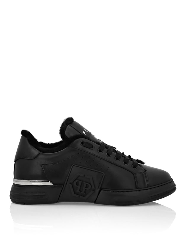 Ontdek het unieke van deze nappa Hexagon Low-Top sneakers. Bekijk de details.   Nappa   PP Hexagon Logo op de rubberen band die loopt van de zool tot het kwart   Vernikkelde metalen hielstabilisator   Hi-tech, ergonomische, ultralichte, schokabsorberende rubberen tussenzool   Voorgevormde buitenzool   Bont binnenvoering en uitneembare binnenzool