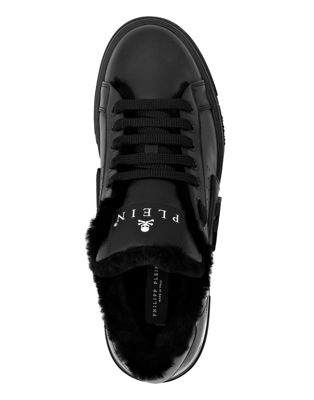 Ontdek het unieke van deze nappa Hexagon Low-Top sneakers. Bekijk de details.   Nappa   PP Hexagon Logo op de rubberen band die loopt van de zool tot het kwart   Vernikkelde metalen hielstabilisator   Hi-tech, ergonomische, ultralichte, schokabsorberende rubberen tussenzool   Voorgevormde buitenzool   Bont binnenvoering en uitneembare binnenzool