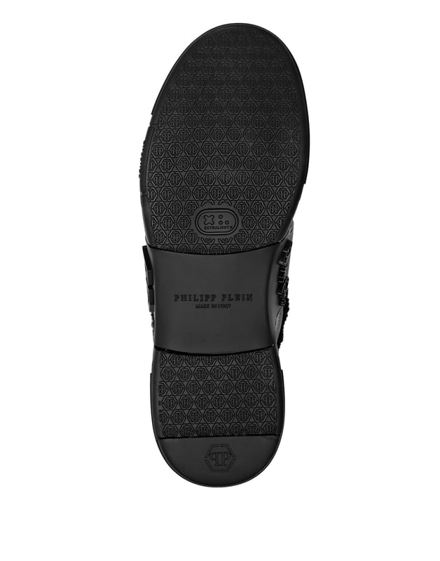 Ontdek het unieke van deze nappa Hexagon Low-Top sneakers. Bekijk de details.   Nappa   PP Hexagon Logo op de rubberen band die loopt van de zool tot het kwart   Vernikkelde metalen hielstabilisator   Hi-tech, ergonomische, ultralichte, schokabsorberende rubberen tussenzool   Voorgevormde buitenzool   Bont binnenvoering en uitneembare binnenzool