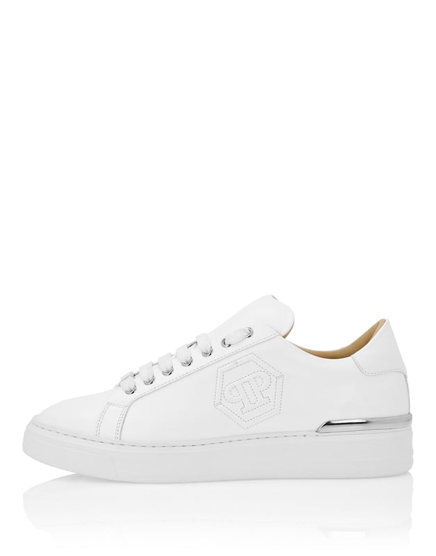 Elegante singularidad para tu tiempo libre con estas zapatillas lo-top de piel. Echa un vistazo a los detalles.   Parte superior de napa   Cuello de piel en contraste   Cordones a juego con el cuello   Hexágono de PP impreso en el cuarto exterior   Estabilizador de talón niquelado   Suela exterior moldeada   Forro interior y plantilla extraíble.