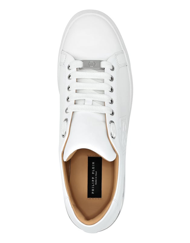 Elegante singularidad para tu tiempo libre con estas zapatillas lo-top de piel. Echa un vistazo a los detalles.   Parte superior de napa   Cuello de piel en contraste   Cordones a juego con el cuello   Hexágono de PP impreso en el cuarto exterior   Estabilizador de talón niquelado   Suela exterior moldeada   Forro interior y plantilla extraíble.