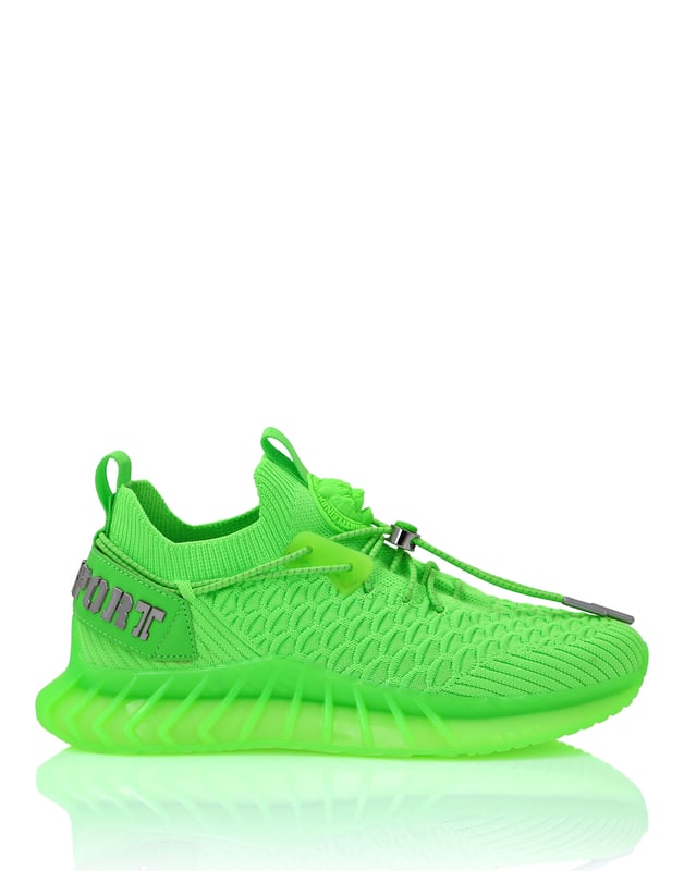 Runner Sneaker Diese Laufschuhe wurden entwickelt, um Ihnen zu helfen, dank High-Tech-Materialien und dem üblichen Stil von Plein Sport über Ihre Grenzen hinauszugehen. Atmungsaktives und ergonomisches Mesh-Obermaterial zum Hineinschlüpfen Stop-Cord-Schnürsenkel, die um den Knöchel verlaufen Gummierter Tiger-Patch auf der Zunge Logo-Riemen an der Fersenkappe, der an der Zuglasche befestigt ist Ultra stoßdämpfende, ultraleichte High-Tech-Zwischensohle Rillen-Außensohle für optimalen Grip Passende farbige Nähte Herausnehmbares Fußbett