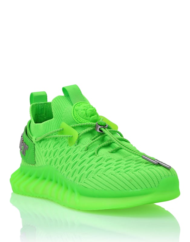 Runner Sneaker Diese Laufschuhe wurden entwickelt, um Ihnen zu helfen, dank High-Tech-Materialien und dem üblichen Stil von Plein Sport über Ihre Grenzen hinauszugehen. Atmungsaktives und ergonomisches Mesh-Obermaterial zum Hineinschlüpfen Stop-Cord-Schnürsenkel, die um den Knöchel verlaufen Gummierter Tiger-Patch auf der Zunge Logo-Riemen an der Fersenkappe, der an der Zuglasche befestigt ist Ultra stoßdämpfende, ultraleichte High-Tech-Zwischensohle Rillen-Außensohle für optimalen Grip Passende farbige Nähte Herausnehmbares Fußbett