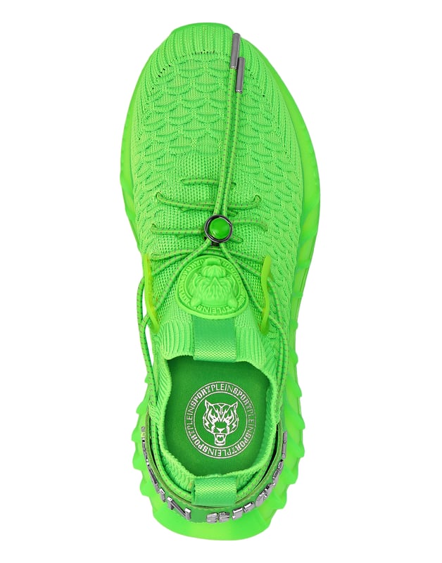 Runner Sneaker Diese Laufschuhe wurden entwickelt, um Ihnen zu helfen, dank High-Tech-Materialien und dem üblichen Stil von Plein Sport über Ihre Grenzen hinauszugehen. Atmungsaktives und ergonomisches Mesh-Obermaterial zum Hineinschlüpfen Stop-Cord-Schnürsenkel, die um den Knöchel verlaufen Gummierter Tiger-Patch auf der Zunge Logo-Riemen an der Fersenkappe, der an der Zuglasche befestigt ist Ultra stoßdämpfende, ultraleichte High-Tech-Zwischensohle Rillen-Außensohle für optimalen Grip Passende farbige Nähte Herausnehmbares Fußbett