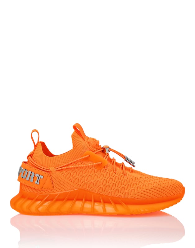 Runner Sneaker Diese Laufschuhe wurden entwickelt, um Ihnen zu helfen, dank High-Tech-Materialien und dem üblichen Stil von Plein Sport über Ihre Grenzen hinauszugehen. Atmungsaktives und ergonomisches Mesh-Obermaterial zum Hineinschlüpfen Stop-Cord-Schnürsenkel, die um den Knöchel verlaufen Gummierter Tiger-Patch auf der Zunge Logo-Riemen an der Fersenkappe, der an der Zuglasche befestigt ist Ultra stoßdämpfende, ultraleichte High-Tech-Zwischensohle Rillen-Außensohle für optimalen Grip Passende farbige Nähte Herausnehmbares Fußbett