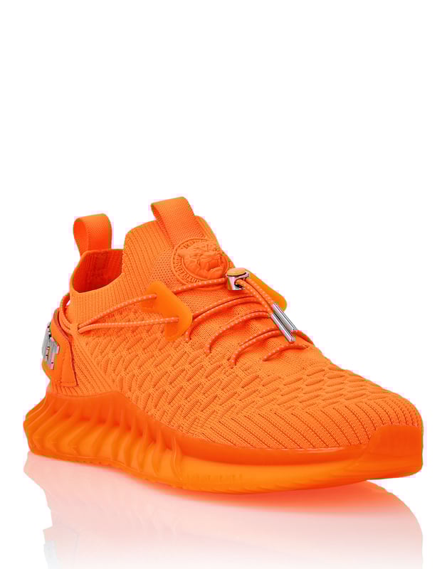 Runner Sneaker Diese Laufschuhe wurden entwickelt, um Ihnen zu helfen, dank High-Tech-Materialien und dem üblichen Stil von Plein Sport über Ihre Grenzen hinauszugehen. Atmungsaktives und ergonomisches Mesh-Obermaterial zum Hineinschlüpfen Stop-Cord-Schnürsenkel, die um den Knöchel verlaufen Gummierter Tiger-Patch auf der Zunge Logo-Riemen an der Fersenkappe, der an der Zuglasche befestigt ist Ultra stoßdämpfende, ultraleichte High-Tech-Zwischensohle Rillen-Außensohle für optimalen Grip Passende farbige Nähte Herausnehmbares Fußbett