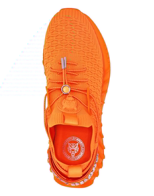 Runner Sneaker Diese Laufschuhe wurden entwickelt, um Ihnen zu helfen, dank High-Tech-Materialien und dem üblichen Stil von Plein Sport über Ihre Grenzen hinauszugehen. Atmungsaktives und ergonomisches Mesh-Obermaterial zum Hineinschlüpfen Stop-Cord-Schnürsenkel, die um den Knöchel verlaufen Gummierter Tiger-Patch auf der Zunge Logo-Riemen an der Fersenkappe, der an der Zuglasche befestigt ist Ultra stoßdämpfende, ultraleichte High-Tech-Zwischensohle Rillen-Außensohle für optimalen Grip Passende farbige Nähte Herausnehmbares Fußbett
