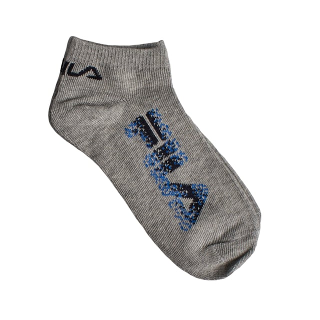Este pack de calcetines invisibles Fila es perfecto para los más pequeños que buscan comodidad sin sacrificar estilo. Diseñados para permanecer ocultos dentro de los zapatos, ofrecen una sensación ligera y una excelente transpirabilidad para el uso diario.

Detalles:
- Pack de 3 pares de calcetines invisibles unisex para niños y niñas.
- Diseño bajo que se mantiene oculto en la mayoría de los zapatos deportivos y casuales.
- Tejido de algodón suave, ligero y transpirable.
- Logo de Fila en colores brillantes.
- Ajuste elástico que se adapta al pie sin resbalar.
- Costuras suaves que previenen roces o incomodidad.

Este pack de calcetines invisibles Fila para niños y niñas es la combinación ideal de funcionalidad, comodidad y estilo. Diseñados para permanecer ocultos dentro de los zapatos, estos calcetines invisibles ofrecen un aspecto limpio y discreto, perfecto para cualquier look escolar, deportivo o casual.
Composición: 68% algodón, 31% poliéster, 1% elastano.
Cuidado:
Lavado a máquina a un máximo de 30°C.
No usar lejía ni blanqueadores.
No planchar.
No limpiar en seco.
Secar al aire o en secadora a baja temperatura.