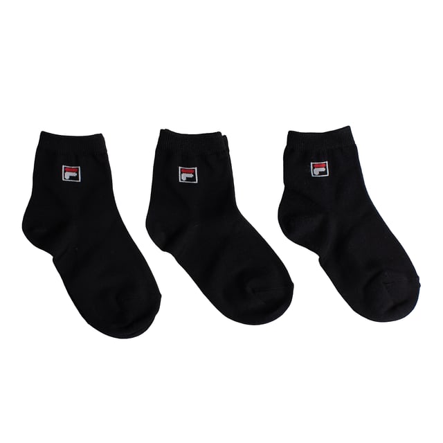 Este paquete de calcetines Fila es ideal para el uso diario de los más pequeños. Con un diseño discreto y cómodo, ofrecen un excelente soporte y transpirabilidad para el uso cotidiano, la escuela o actividades deportivas.

Detalles:
- Paquete de 3 pares de calcetines tobilleros para niños o niñas.
- Tejido suave, ligero y transpirable.
- Logotipo de Fila bordado en la parte superior.
- Puño elástico.
- Corte bajo ideal para usar con zapatillas deportivas o zapatos casuales.
- Costuras planas que evitan la fricción y la irritación.

Este paquete de calcetines tobilleros Fila para niños y niñas es una excelente opción para quienes buscan calidad, comodidad y durabilidad en una prenda básica diaria. Su diseño discreto y deportivo, combinado con materiales suaves y duraderos, garantiza una experiencia confortable tanto en la escuela como en actividades físicas.  
Composición: 75% algodón, 23% poliéster, 2% elastano  
Cuidado:  
Lavar a máquina a un máximo de 30°C.  
No usar blanqueador ni blanqueadores.  
No planchar.  
No limpiar en seco.  
Secar al aire o en secadora a baja temperatura.