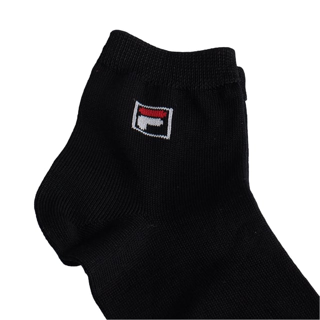 Este paquete de calcetines Fila es ideal para el uso diario de los más pequeños. Con un diseño discreto y cómodo, ofrecen un excelente soporte y transpirabilidad para el uso cotidiano, la escuela o actividades deportivas.

Detalles:
- Paquete de 3 pares de calcetines tobilleros para niños o niñas.
- Tejido suave, ligero y transpirable.
- Logotipo de Fila bordado en la parte superior.
- Puño elástico.
- Corte bajo ideal para usar con zapatillas deportivas o zapatos casuales.
- Costuras planas que evitan la fricción y la irritación.

Este paquete de calcetines tobilleros Fila para niños y niñas es una excelente opción para quienes buscan calidad, comodidad y durabilidad en una prenda básica diaria. Su diseño discreto y deportivo, combinado con materiales suaves y duraderos, garantiza una experiencia confortable tanto en la escuela como en actividades físicas.  
Composición: 75% algodón, 23% poliéster, 2% elastano  
Cuidado:  
Lavar a máquina a un máximo de 30°C.  
No usar blanqueador ni blanqueadores.  
No planchar.  
No limpiar en seco.  
Secar al aire o en secadora a baja temperatura.