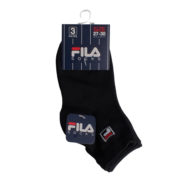 Este paquete de calcetines Fila es ideal para el uso diario de los más pequeños. Con un diseño discreto y cómodo, ofrecen un excelente soporte y transpirabilidad para el uso cotidiano, la escuela o actividades deportivas.

Detalles:
- Paquete de 3 pares de calcetines tobilleros para niños o niñas.
- Tejido suave, ligero y transpirable.
- Logotipo de Fila bordado en la parte superior.
- Puño elástico.
- Corte bajo ideal para usar con zapatillas deportivas o zapatos casuales.
- Costuras planas que evitan la fricción y la irritación.

Este paquete de calcetines tobilleros Fila para niños y niñas es una excelente opción para quienes buscan calidad, comodidad y durabilidad en una prenda básica diaria. Su diseño discreto y deportivo, combinado con materiales suaves y duraderos, garantiza una experiencia confortable tanto en la escuela como en actividades físicas.  
Composición: 75% algodón, 23% poliéster, 2% elastano  
Cuidado:  
Lavar a máquina a un máximo de 30°C.  
No usar blanqueador ni blanqueadores.  
No planchar.  
No limpiar en seco.  
Secar al aire o en secadora a baja temperatura.
