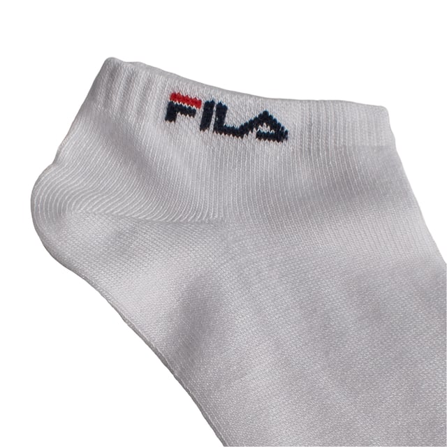 Pack de 3 Calcetines Invisibles de Bambú F5500 para Hombres y Mujeres Los calcetines Fila Invisible Bamboo están hechos con hilos de alta calidad para ofrecer gran comodidad y durabilidad. Flexibles y con elastano en el tobillo, se adaptarán fácilmente a tus pies para brindar comodidad en cualquier momento.\n\n Detalles:\n - Tela de bambú.\n - Diseño deportivo.\n - Logo de Fila bordado.\n - Corte invisible.\n - Tobillos acanalados.\n - Varios colores.\n - Ideal para uso deportivo o casual.\n\n Este pack de calcetines invisibles Fila es la elección perfecta para aquellos que valoran la comodidad sin sacrificar el estilo. Hechos con fibra de bambú, ofrecen una sensación ultra suave, transpirabilidad natural y control de olores, ideales para el uso diario.\n Composición: 76% Viscosa, 22% Poliéster, 2% Elastano\n Cuidado:\nLavar a máquina a un máximo de 30°C.\n No usar blanqueadores ni blanqueadores ópticos.\n No planchar.\n No limpiar en seco.\n Secar al aire o a baja temperatura en secadora.