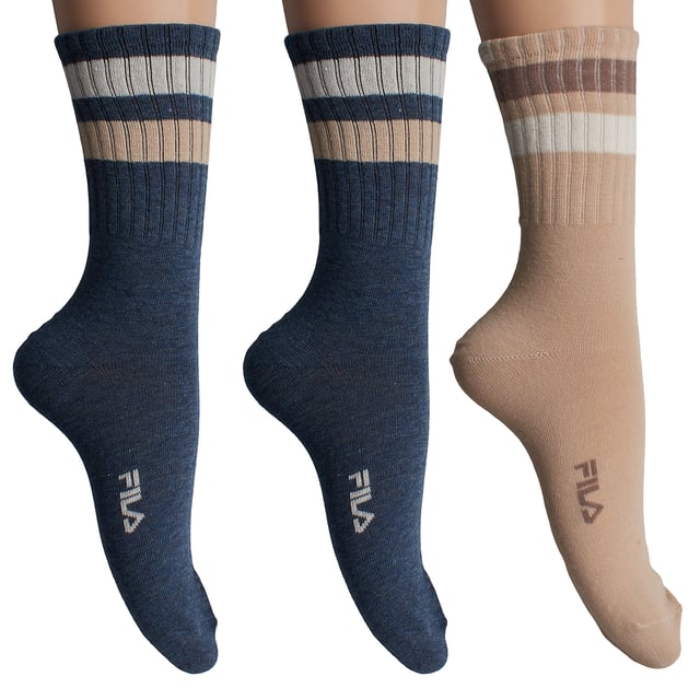 Este pack de calcetines unisex Fila combina un diseño clásico con materiales cómodos y funcionales. Su caña alta acanalada y las franjas contrastantes evocan un estilo deportivo retro, perfecto para looks casuales o urbanos. 

Detalles:  
- Composición con un alto porcentaje de algodón que proporciona suavidad y transpirabilidad natural.  
- Diseño unisex de caña alta.  
- Logo Fila bordado.  
- Puño acanalado.  
- Estilo deportivo con franjas contrastantes.  
- Costuras planas.  
- Tejido elástico.  
- Pack de 3 pares.  

Una opción versátil y cómoda para hombres y mujeres que buscan calcetines duraderos con un diseño atemporal y materiales de calidad como el algodón.  
Composición: 66% Algodón, 32% Poliéster, 2% Elastano  
Cuidado:  
Lavado a máquina a un máximo de 30°C.  
No utilizar blanqueadores ni blanqueantes.  
No planchar.  
No limpiar en seco.  
Secar al aire o en secadora a baja temperatura.