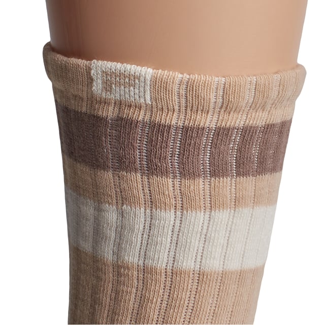Este pack de calcetines unisex Fila combina un diseño clásico con materiales cómodos y funcionales. Su caña alta acanalada y las franjas contrastantes evocan un estilo deportivo retro, perfecto para looks casuales o urbanos. 

Detalles:  
- Composición con un alto porcentaje de algodón que proporciona suavidad y transpirabilidad natural.  
- Diseño unisex de caña alta.  
- Logo Fila bordado.  
- Puño acanalado.  
- Estilo deportivo con franjas contrastantes.  
- Costuras planas.  
- Tejido elástico.  
- Pack de 3 pares.  

Una opción versátil y cómoda para hombres y mujeres que buscan calcetines duraderos con un diseño atemporal y materiales de calidad como el algodón.  
Composición: 66% Algodón, 32% Poliéster, 2% Elastano  
Cuidado:  
Lavado a máquina a un máximo de 30°C.  
No utilizar blanqueadores ni blanqueantes.  
No planchar.  
No limpiar en seco.  
Secar al aire o en secadora a baja temperatura.