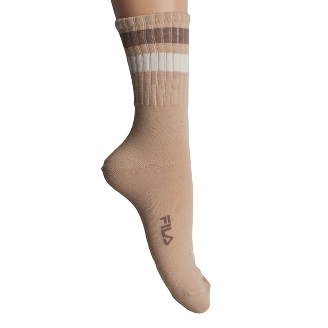 Este pack de calcetines unisex Fila combina un diseño clásico con materiales cómodos y funcionales. Su caña alta acanalada y las franjas contrastantes evocan un estilo deportivo retro, perfecto para looks casuales o urbanos. 

Detalles:  
- Composición con un alto porcentaje de algodón que proporciona suavidad y transpirabilidad natural.  
- Diseño unisex de caña alta.  
- Logo Fila bordado.  
- Puño acanalado.  
- Estilo deportivo con franjas contrastantes.  
- Costuras planas.  
- Tejido elástico.  
- Pack de 3 pares.  

Una opción versátil y cómoda para hombres y mujeres que buscan calcetines duraderos con un diseño atemporal y materiales de calidad como el algodón.  
Composición: 66% Algodón, 32% Poliéster, 2% Elastano  
Cuidado:  
Lavado a máquina a un máximo de 30°C.  
No utilizar blanqueadores ni blanqueantes.  
No planchar.  
No limpiar en seco.  
Secar al aire o en secadora a baja temperatura.