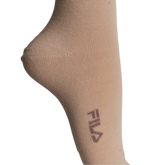 Este pack de calcetines unisex Fila combina un diseño clásico con materiales cómodos y funcionales. Su caña alta acanalada y las franjas contrastantes evocan un estilo deportivo retro, perfecto para looks casuales o urbanos. 

Detalles:  
- Composición con un alto porcentaje de algodón que proporciona suavidad y transpirabilidad natural.  
- Diseño unisex de caña alta.  
- Logo Fila bordado.  
- Puño acanalado.  
- Estilo deportivo con franjas contrastantes.  
- Costuras planas.  
- Tejido elástico.  
- Pack de 3 pares.  

Una opción versátil y cómoda para hombres y mujeres que buscan calcetines duraderos con un diseño atemporal y materiales de calidad como el algodón.  
Composición: 66% Algodón, 32% Poliéster, 2% Elastano  
Cuidado:  
Lavado a máquina a un máximo de 30°C.  
No utilizar blanqueadores ni blanqueantes.  
No planchar.  
No limpiar en seco.  
Secar al aire o en secadora a baja temperatura.