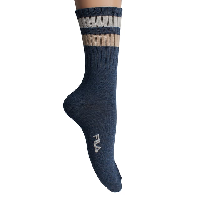 Este pack de calcetines unisex Fila combina un diseño clásico con materiales cómodos y funcionales. Su caña alta acanalada y las franjas contrastantes evocan un estilo deportivo retro, perfecto para looks casuales o urbanos. 

Detalles:  
- Composición con un alto porcentaje de algodón que proporciona suavidad y transpirabilidad natural.  
- Diseño unisex de caña alta.  
- Logo Fila bordado.  
- Puño acanalado.  
- Estilo deportivo con franjas contrastantes.  
- Costuras planas.  
- Tejido elástico.  
- Pack de 3 pares.  

Una opción versátil y cómoda para hombres y mujeres que buscan calcetines duraderos con un diseño atemporal y materiales de calidad como el algodón.  
Composición: 66% Algodón, 32% Poliéster, 2% Elastano  
Cuidado:  
Lavado a máquina a un máximo de 30°C.  
No utilizar blanqueadores ni blanqueantes.  
No planchar.  
No limpiar en seco.  
Secar al aire o en secadora a baja temperatura.