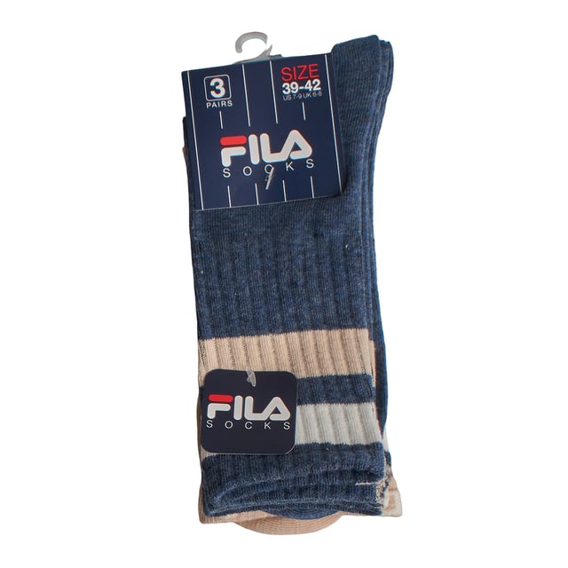 Este pack de calcetines unisex Fila combina un diseño clásico con materiales cómodos y funcionales. Su caña alta acanalada y las franjas contrastantes evocan un estilo deportivo retro, perfecto para looks casuales o urbanos. 

Detalles:  
- Composición con un alto porcentaje de algodón que proporciona suavidad y transpirabilidad natural.  
- Diseño unisex de caña alta.  
- Logo Fila bordado.  
- Puño acanalado.  
- Estilo deportivo con franjas contrastantes.  
- Costuras planas.  
- Tejido elástico.  
- Pack de 3 pares.  

Una opción versátil y cómoda para hombres y mujeres que buscan calcetines duraderos con un diseño atemporal y materiales de calidad como el algodón.  
Composición: 66% Algodón, 32% Poliéster, 2% Elastano  
Cuidado:  
Lavado a máquina a un máximo de 30°C.  
No utilizar blanqueadores ni blanqueantes.  
No planchar.  
No limpiar en seco.  
Secar al aire o en secadora a baja temperatura.