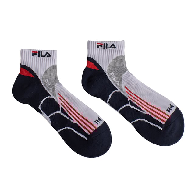 Calcetines Fila diseñados para apoyarte en cada entrenamiento o actividad diaria. Este paquete de 2 pares combina diseño técnico, ajuste anatómico y materiales de alto rendimiento. Su estructura ergonómica con refuerzos estratégicos en el talón, los dedos y el empeine mejora el soporte del pie y reduce el desgaste por fricción.

Detalles:
- Pie anatómico reforzado.
- Ideal para entrenar o correr.
- Corte tipo quarter.
- Estructura específica para el pie izquierdo y derecho para un mejor ajuste.
- Cuenta con soporte para el arco.
- Paquete de 2 pares.
- Variedad de colores.
- Fabricado con tejido de propiedades de secado rápido.
- Los paneles reforzados alrededor de los dedos y el talón, las partes más expuestas a la abrasión, aumentan la durabilidad de los calcetines y prolongan su vida útil.
- El acabado acanalado evita que los calcetines se deslicen.

Una elección ideal para quienes buscan calcetines de hombre duraderos y cómodos con un aspecto dinámico para el deporte o el uso diario.
Composición: 97% Poliéster, 3% Elastano
Cuidado:
Lavar a máquina a un máximo de 30°C.
No usar blanqueador ni blanqueadores.
No planchar.
No limpiar en seco.
Secar al aire o en secadora a baja temperatura.
