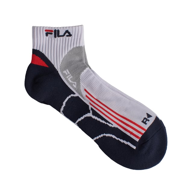 Calcetines Fila diseñados para apoyarte en cada entrenamiento o actividad diaria. Este paquete de 2 pares combina diseño técnico, ajuste anatómico y materiales de alto rendimiento. Su estructura ergonómica con refuerzos estratégicos en el talón, los dedos y el empeine mejora el soporte del pie y reduce el desgaste por fricción.

Detalles:
- Pie anatómico reforzado.
- Ideal para entrenar o correr.
- Corte tipo quarter.
- Estructura específica para el pie izquierdo y derecho para un mejor ajuste.
- Cuenta con soporte para el arco.
- Paquete de 2 pares.
- Variedad de colores.
- Fabricado con tejido de propiedades de secado rápido.
- Los paneles reforzados alrededor de los dedos y el talón, las partes más expuestas a la abrasión, aumentan la durabilidad de los calcetines y prolongan su vida útil.
- El acabado acanalado evita que los calcetines se deslicen.

Una elección ideal para quienes buscan calcetines de hombre duraderos y cómodos con un aspecto dinámico para el deporte o el uso diario.
Composición: 97% Poliéster, 3% Elastano
Cuidado:
Lavar a máquina a un máximo de 30°C.
No usar blanqueador ni blanqueadores.
No planchar.
No limpiar en seco.
Secar al aire o en secadora a baja temperatura.
