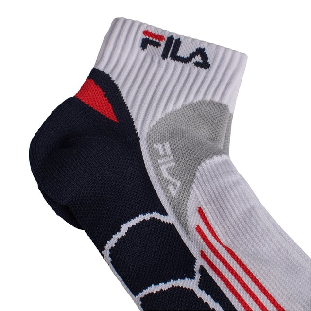 Calcetines Fila diseñados para apoyarte en cada entrenamiento o actividad diaria. Este paquete de 2 pares combina diseño técnico, ajuste anatómico y materiales de alto rendimiento. Su estructura ergonómica con refuerzos estratégicos en el talón, los dedos y el empeine mejora el soporte del pie y reduce el desgaste por fricción.

Detalles:
- Pie anatómico reforzado.
- Ideal para entrenar o correr.
- Corte tipo quarter.
- Estructura específica para el pie izquierdo y derecho para un mejor ajuste.
- Cuenta con soporte para el arco.
- Paquete de 2 pares.
- Variedad de colores.
- Fabricado con tejido de propiedades de secado rápido.
- Los paneles reforzados alrededor de los dedos y el talón, las partes más expuestas a la abrasión, aumentan la durabilidad de los calcetines y prolongan su vida útil.
- El acabado acanalado evita que los calcetines se deslicen.

Una elección ideal para quienes buscan calcetines de hombre duraderos y cómodos con un aspecto dinámico para el deporte o el uso diario.
Composición: 97% Poliéster, 3% Elastano
Cuidado:
Lavar a máquina a un máximo de 30°C.
No usar blanqueador ni blanqueadores.
No planchar.
No limpiar en seco.
Secar al aire o en secadora a baja temperatura.