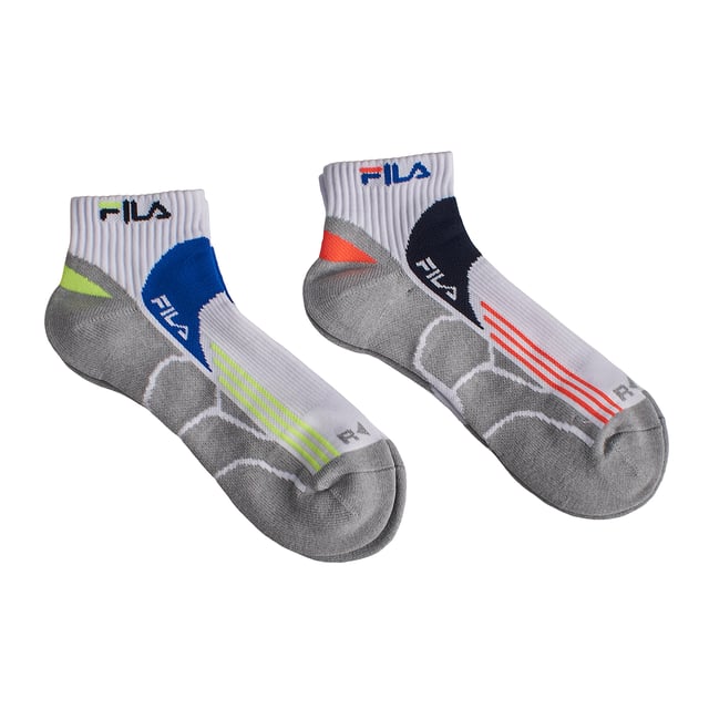 Calcetines Fila diseñados para acompañarte en cada entrenamiento o actividad diaria. Este pack de 2 pares combina diseño técnico, ajuste anatómico y materiales de alto rendimiento. Su estructura ergonómica con refuerzos estratégicos en talón, puntera y empeine mejora la sujeción del pie y reduce el desgaste por fricción.\n\nDetalles:\n- Pie anatómico reforzado.\n- Ideal entrenamientos o running.\n- Corte quarter.\n- Estructura izquierda y derecha para un mejor ajuste.\n- Cuenta con soporte del arco.\n- Pack de 2 pares.\n- Variedad de colores.\n- Fabricado en tejido con propiedades de secado rápido.\n- Paneles reforzados alrededor de la puntera y el talón, los elementos más expuestos a la abrasión, aumentan la durabilidad de los calcetines y prolongan su vida útil.\n- El acabado acanalado evita que los calcetines se resbalen.\n\nUna opción ideal para quienes buscan calcetines de hombre resistentes, cómodos y con un look dinámico para el deporte o el uso diario.\n Composición: 97% Poliester, 3% Elastano\n Cuidados:\nLavar a máquina a un máximo de 30 °C.\nNo usar lejía ni blanqueadores.\nNo planchar.\nNo lavar en seco.\nSecar al aire o en secadora a baja temperatura.