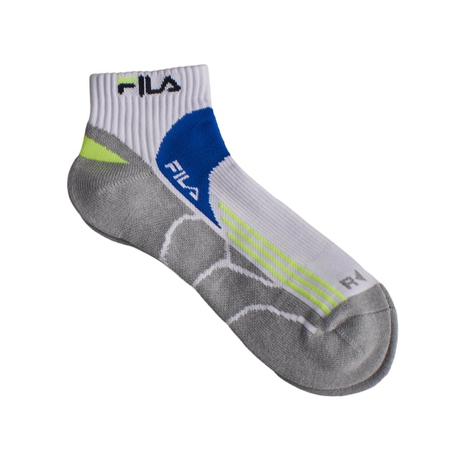 Calcetines Fila diseñados para acompañarte en cada entrenamiento o actividad diaria. Este pack de 2 pares combina diseño técnico, ajuste anatómico y materiales de alto rendimiento. Su estructura ergonómica con refuerzos estratégicos en talón, puntera y empeine mejora la sujeción del pie y reduce el desgaste por fricción.\n\nDetalles:\n- Pie anatómico reforzado.\n- Ideal entrenamientos o running.\n- Corte quarter.\n- Estructura izquierda y derecha para un mejor ajuste.\n- Cuenta con soporte del arco.\n- Pack de 2 pares.\n- Variedad de colores.\n- Fabricado en tejido con propiedades de secado rápido.\n- Paneles reforzados alrededor de la puntera y el talón, los elementos más expuestos a la abrasión, aumentan la durabilidad de los calcetines y prolongan su vida útil.\n- El acabado acanalado evita que los calcetines se resbalen.\n\nUna opción ideal para quienes buscan calcetines de hombre resistentes, cómodos y con un look dinámico para el deporte o el uso diario.\n Composición: 97% Poliester, 3% Elastano\n Cuidados:\nLavar a máquina a un máximo de 30 °C.\nNo usar lejía ni blanqueadores.\nNo planchar.\nNo lavar en seco.\nSecar al aire o en secadora a baja temperatura.