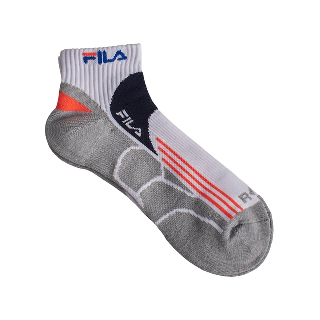 Calcetines Fila diseñados para acompañarte en cada entrenamiento o actividad diaria. Este pack de 2 pares combina diseño técnico, ajuste anatómico y materiales de alto rendimiento. Su estructura ergonómica con refuerzos estratégicos en talón, puntera y empeine mejora la sujeción del pie y reduce el desgaste por fricción.\n\nDetalles:\n- Pie anatómico reforzado.\n- Ideal entrenamientos o running.\n- Corte quarter.\n- Estructura izquierda y derecha para un mejor ajuste.\n- Cuenta con soporte del arco.\n- Pack de 2 pares.\n- Variedad de colores.\n- Fabricado en tejido con propiedades de secado rápido.\n- Paneles reforzados alrededor de la puntera y el talón, los elementos más expuestos a la abrasión, aumentan la durabilidad de los calcetines y prolongan su vida útil.\n- El acabado acanalado evita que los calcetines se resbalen.\n\nUna opción ideal para quienes buscan calcetines de hombre resistentes, cómodos y con un look dinámico para el deporte o el uso diario.\n Composición: 97% Poliester, 3% Elastano\n Cuidados:\nLavar a máquina a un máximo de 30 °C.\nNo usar lejía ni blanqueadores.\nNo planchar.\nNo lavar en seco.\nSecar al aire o en secadora a baja temperatura.