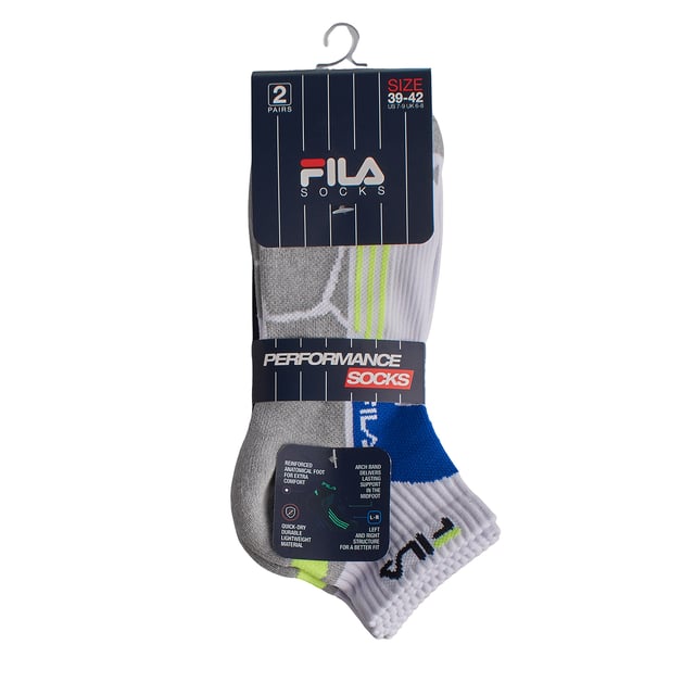 Calcetines Fila diseñados para acompañarte en cada entrenamiento o actividad diaria. Este pack de 2 pares combina diseño técnico, ajuste anatómico y materiales de alto rendimiento. Su estructura ergonómica con refuerzos estratégicos en talón, puntera y empeine mejora la sujeción del pie y reduce el desgaste por fricción.\n\nDetalles:\n- Pie anatómico reforzado.\n- Ideal entrenamientos o running.\n- Corte quarter.\n- Estructura izquierda y derecha para un mejor ajuste.\n- Cuenta con soporte del arco.\n- Pack de 2 pares.\n- Variedad de colores.\n- Fabricado en tejido con propiedades de secado rápido.\n- Paneles reforzados alrededor de la puntera y el talón, los elementos más expuestos a la abrasión, aumentan la durabilidad de los calcetines y prolongan su vida útil.\n- El acabado acanalado evita que los calcetines se resbalen.\n\nUna opción ideal para quienes buscan calcetines de hombre resistentes, cómodos y con un look dinámico para el deporte o el uso diario.\n Composición: 97% Poliester, 3% Elastano\n Cuidados:\nLavar a máquina a un máximo de 30 °C.\nNo usar lejía ni blanqueadores.\nNo planchar.\nNo lavar en seco.\nSecar al aire o en secadora a baja temperatura.