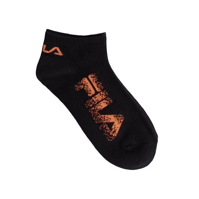 Este pack de calcetines invisibles Fila es perfecto para los más pequeños que buscan comodidad sin sacrificar estilo. Diseñados para ser ocultos dentro de los zapatos, ofrecen una sensación ligera y una excelente transpirabilidad para el uso diario.

Detalles:
- Pack de 3 pares de calcetines invisibles unisex para chicos y chicas.
- Diseño de corte bajo que se mantiene oculto en la mayoría de los zapatos deportivos y casuales.
- Tejido de algodón suave, ligero y transpirable.
- Logo de Fila en colores brillantes.
- Ajuste elástico que se adapta al pie sin deslizarse.
- Costuras suaves que evitan rozaduras o incomodidad.

Este pack de calcetines invisibles Fila para chicos y chicas es la combinación ideal de funcionalidad, comodidad y estilo. Diseñados para permanecer ocultos dentro de los zapatos, estos calcetines invisibles ofrecen un aspecto limpio y discreto, perfecto para cualquier look escolar, deportivo o casual.
Composición: 68% algodón, 31% poliéster, 1% elastano.
Cuidado:
Lavado a máquina a un máximo de 30 °C.
No utilizar blanqueador ni productos blanqueadores.
No planchar.
No limpiar en seco.
Secar al aire o secar a baja temperatura.