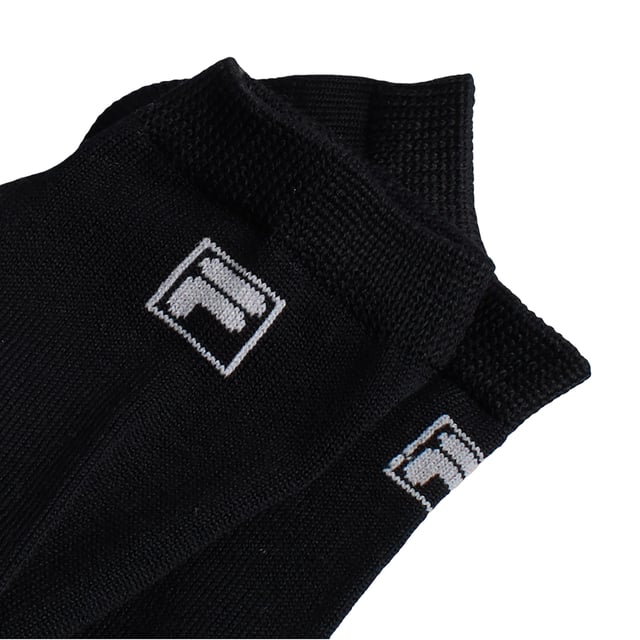 Este paquete de calcetines Fila invisibles es perfecto para los más pequeños que buscan comodidad sin sacrificar el estilo. Diseñados para permanecer ocultos dentro de los zapatos, ofrecen una sensación ligera y excelente transpirabilidad para el uso diario.

Detalles:
- Paquete de 3 pares de calcetines invisibles para niños.
- Diseño de corte bajo que se mantiene oculto en la mayoría de los zapatos deportivos y casuales.
- Tejido de algodón suave, ligero y transpirable.
- Logo de Fila bordado.
- Ajuste elástico que se adapta al pie sin deslizarse.
- Costuras suaves que evitan rozaduras o incomodidades.

Este paquete de calcetines invisibles Fila para niños es la combinación ideal de funcionalidad, comodidad y estilo. Diseñados para permanecer ocultos en los zapatos, estos calcetines invisibles ofrecen un aspecto limpio y discreto, perfecto para cualquier look escolar, deportivo o casual.
Composición: 75% algodón, 23% poliéster, 2% elastano.
Cuidado:
Lavado a máquina a un máximo de 30°C.
No usar blanqueador ni blanqueadores.
No planchar.
No limpiar en seco.
Secar al aire o en secadora a baja temperatura.