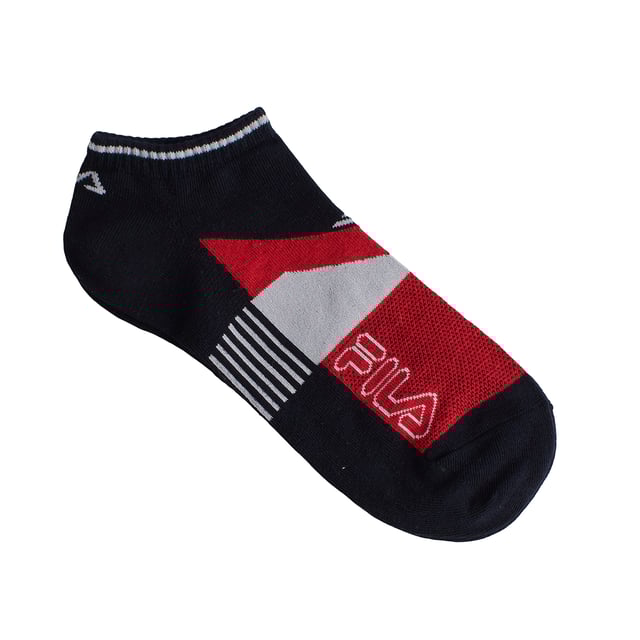 Renueva tu cajón de calcetines con este vibrante pack de tres pares de calcetines invisibles Fila, diseñados especialmente para quienes buscan comodidad y un look deportivo moderno. Ideales para acompañarte en tus rutinas diarias, entrenamientos o simplemente para disfrutar de un estilo casual y urbano.\n\nDetalles:\n- De algodón.\n- Diseño deportivo.\n- Logotipo Fila bordado.\n- Corte tobillero, invisible.\n- Puño elástico.\n- Colores variados.\n- Ideales para deporte o uso casual.\n\nEste pack de calcetines invisibles Fila es la elección perfecta para quienes valoran el confort sin renunciar al estilo. Con su diseño atractivo, materiales de calidad y ajuste ideal, son el complemento perfecto para tu día a día activo.\n Composición: 65% Algodón, 34% Poliéster, 1% Elastano\n Cuidados:\nLavar a máquina a un máximo de 30 °C.\nNo usar lejía ni blanqueadores.\nNo planchar.\nNo lavar en seco.\nSecar al aire o en secadora a baja temperatura.