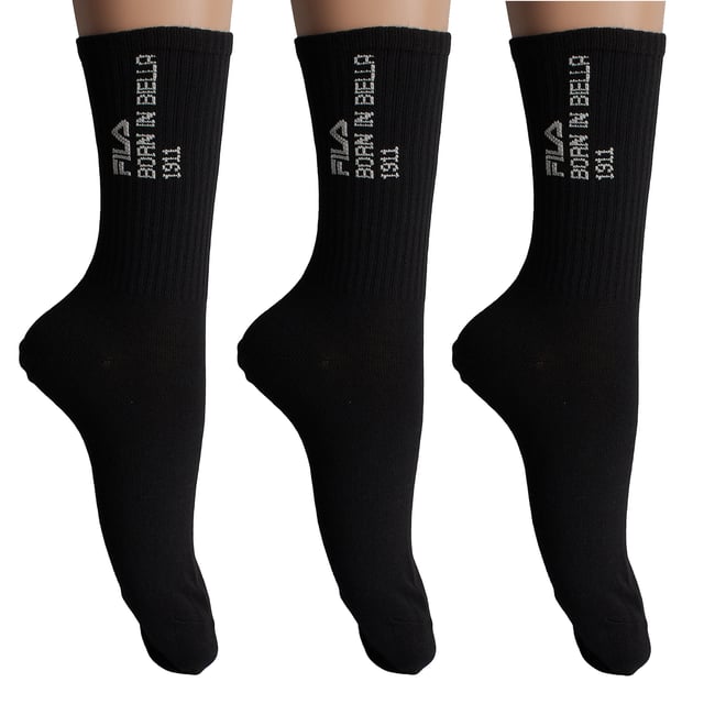 Estos calcetines de caña alta para hombre combinan un diseño limpio y deportivo con materiales de alta calidad. Ideales para el uso diario o para completar un look urbano, destacan por su comodidad y durabilidad.\n\nDetalles:\n- Composición con alto porcentaje de algodón que aporta suavidad natural y transpirabilidad.\n- Detalle gráfico vertical con texto bordado BORN IN BIELLA 1911, en referencia al origen de la marca Fila.\n- Diseño de caña alta acanalada.\n- Estilo deportivo.\n- Costuras planas.\n- Tejido elástico.\n- Pack de 3 pares.\n\nUna opción ideal para mujeres que buscan calcetines cómodos, con carácter y confeccionados con materiales de calidad. Perfectos para usar a diario, marcar estilo o completar un look sport casual.\n Composición: 62% Algodón, 36% Poliéster, 2% Elastano\n Cuidados:\nLavar a máquina a un máximo de 30 °C.\nNo usar lejía ni blanqueadores.\nNo planchar.\nNo lavar en seco.\nSecar al aire o en secadora a baja temperatura.