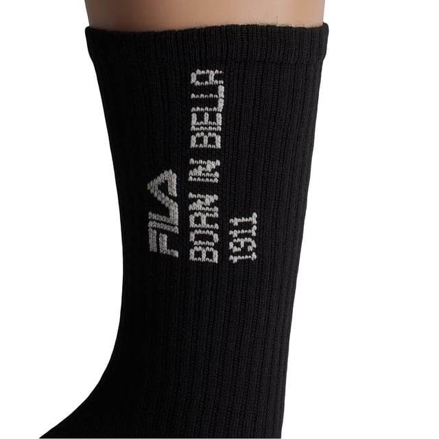 Estos calcetines de caña alta para hombre combinan un diseño limpio y deportivo con materiales de alta calidad. Ideales para el uso diario o para completar un look urbano, destacan por su comodidad y durabilidad.\n\nDetalles:\n- Composición con alto porcentaje de algodón que aporta suavidad natural y transpirabilidad.\n- Detalle gráfico vertical con texto bordado BORN IN BIELLA 1911, en referencia al origen de la marca Fila.\n- Diseño de caña alta acanalada.\n- Estilo deportivo.\n- Costuras planas.\n- Tejido elástico.\n- Pack de 3 pares.\n\nUna opción ideal para mujeres que buscan calcetines cómodos, con carácter y confeccionados con materiales de calidad. Perfectos para usar a diario, marcar estilo o completar un look sport casual.\n Composición: 62% Algodón, 36% Poliéster, 2% Elastano\n Cuidados:\nLavar a máquina a un máximo de 30 °C.\nNo usar lejía ni blanqueadores.\nNo planchar.\nNo lavar en seco.\nSecar al aire o en secadora a baja temperatura.