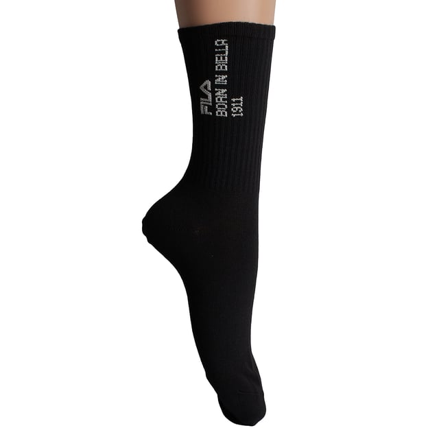 Estos calcetines de caña alta para hombre combinan un diseño limpio y deportivo con materiales de alta calidad. Ideales para el uso diario o para completar un look urbano, destacan por su comodidad y durabilidad.\n\nDetalles:\n- Composición con alto porcentaje de algodón que aporta suavidad natural y transpirabilidad.\n- Detalle gráfico vertical con texto bordado BORN IN BIELLA 1911, en referencia al origen de la marca Fila.\n- Diseño de caña alta acanalada.\n- Estilo deportivo.\n- Costuras planas.\n- Tejido elástico.\n- Pack de 3 pares.\n\nUna opción ideal para mujeres que buscan calcetines cómodos, con carácter y confeccionados con materiales de calidad. Perfectos para usar a diario, marcar estilo o completar un look sport casual.\n Composición: 62% Algodón, 36% Poliéster, 2% Elastano\n Cuidados:\nLavar a máquina a un máximo de 30 °C.\nNo usar lejía ni blanqueadores.\nNo planchar.\nNo lavar en seco.\nSecar al aire o en secadora a baja temperatura.