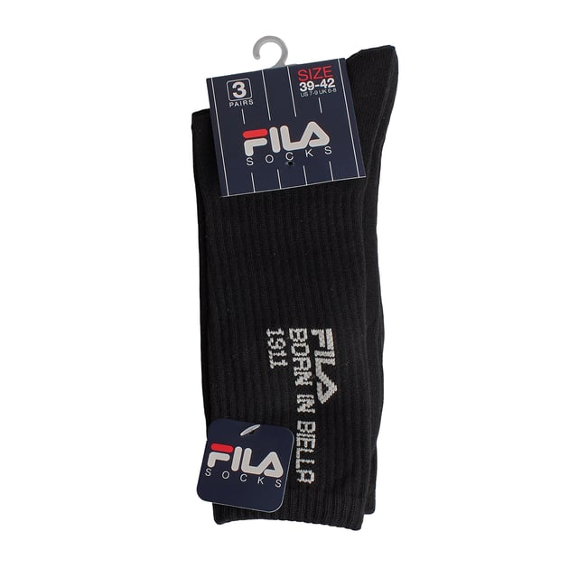 Estos calcetines de caña alta para hombre combinan un diseño limpio y deportivo con materiales de alta calidad. Ideales para el uso diario o para completar un look urbano, destacan por su comodidad y durabilidad.\n\nDetalles:\n- Composición con alto porcentaje de algodón que aporta suavidad natural y transpirabilidad.\n- Detalle gráfico vertical con texto bordado BORN IN BIELLA 1911, en referencia al origen de la marca Fila.\n- Diseño de caña alta acanalada.\n- Estilo deportivo.\n- Costuras planas.\n- Tejido elástico.\n- Pack de 3 pares.\n\nUna opción ideal para mujeres que buscan calcetines cómodos, con carácter y confeccionados con materiales de calidad. Perfectos para usar a diario, marcar estilo o completar un look sport casual.\n Composición: 62% Algodón, 36% Poliéster, 2% Elastano\n Cuidados:\nLavar a máquina a un máximo de 30 °C.\nNo usar lejía ni blanqueadores.\nNo planchar.\nNo lavar en seco.\nSecar al aire o en secadora a baja temperatura.