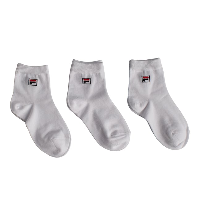Dit pakket Fila-sokken is ideaal voor dagelijks gebruik voor kleintjes. Met een discreet en comfortabel ontwerp bieden ze uitstekende ondersteuning en ademend vermogen voor dagelijks dragen, op school of tijdens sportactiviteiten.

Details:
- Pakket van 3 paar enkelsokken voor jongens of meisjes.
- Zachte, lichte en ademende stof.
- Fila-logo geborduurd op de bovenkant.
- Elastische boorden.
- Lage snit, ideaal voor het dragen met sneakers of casual schoenen.
- Platte naden die wrijving en irritatie voorkomen.

Dit pakket Fila-enkelsokken voor jongens en meisjes is een uitstekende keuze voor wie op zoek is naar kwaliteit, comfort en duurzaamheid in een dagelijks basisitem. Het discrete, sportieve ontwerp, in combinatie met zachte, duurzame materialen, garandeert een comfortabele ervaring, zowel op school als tijdens fysieke activiteiten.  
Samenstelling: 75% katoen, 23% polyester, 2% elastaan  
Onderhoud:  
Machinewas op maximaal 30°C.  
Niet bleken of oplichten.  
Niet strijken.  
Niet chemisch reinigen.  
Lucht drogen of op lage temperatuur drogen.