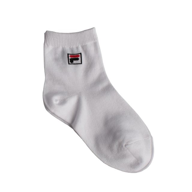 Dit pakket Fila-sokken is ideaal voor dagelijks gebruik voor kleintjes. Met een discreet en comfortabel ontwerp bieden ze uitstekende ondersteuning en ademend vermogen voor dagelijks dragen, op school of tijdens sportactiviteiten.

Details:
- Pakket van 3 paar enkelsokken voor jongens of meisjes.
- Zachte, lichte en ademende stof.
- Fila-logo geborduurd op de bovenkant.
- Elastische boorden.
- Lage snit, ideaal voor het dragen met sneakers of casual schoenen.
- Platte naden die wrijving en irritatie voorkomen.

Dit pakket Fila-enkelsokken voor jongens en meisjes is een uitstekende keuze voor wie op zoek is naar kwaliteit, comfort en duurzaamheid in een dagelijks basisitem. Het discrete, sportieve ontwerp, in combinatie met zachte, duurzame materialen, garandeert een comfortabele ervaring, zowel op school als tijdens fysieke activiteiten.  
Samenstelling: 75% katoen, 23% polyester, 2% elastaan  
Onderhoud:  
Machinewas op maximaal 30°C.  
Niet bleken of oplichten.  
Niet strijken.  
Niet chemisch reinigen.  
Lucht drogen of op lage temperatuur drogen.