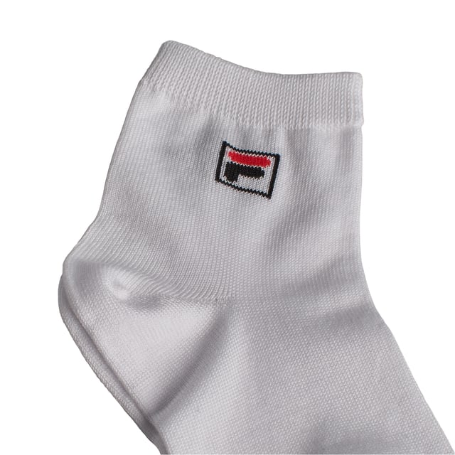 Dit pakket Fila-sokken is ideaal voor dagelijks gebruik voor kleintjes. Met een discreet en comfortabel ontwerp bieden ze uitstekende ondersteuning en ademend vermogen voor dagelijks dragen, op school of tijdens sportactiviteiten.

Details:
- Pakket van 3 paar enkelsokken voor jongens of meisjes.
- Zachte, lichte en ademende stof.
- Fila-logo geborduurd op de bovenkant.
- Elastische boorden.
- Lage snit, ideaal voor het dragen met sneakers of casual schoenen.
- Platte naden die wrijving en irritatie voorkomen.

Dit pakket Fila-enkelsokken voor jongens en meisjes is een uitstekende keuze voor wie op zoek is naar kwaliteit, comfort en duurzaamheid in een dagelijks basisitem. Het discrete, sportieve ontwerp, in combinatie met zachte, duurzame materialen, garandeert een comfortabele ervaring, zowel op school als tijdens fysieke activiteiten.  
Samenstelling: 75% katoen, 23% polyester, 2% elastaan  
Onderhoud:  
Machinewas op maximaal 30°C.  
Niet bleken of oplichten.  
Niet strijken.  
Niet chemisch reinigen.  
Lucht drogen of op lage temperatuur drogen.