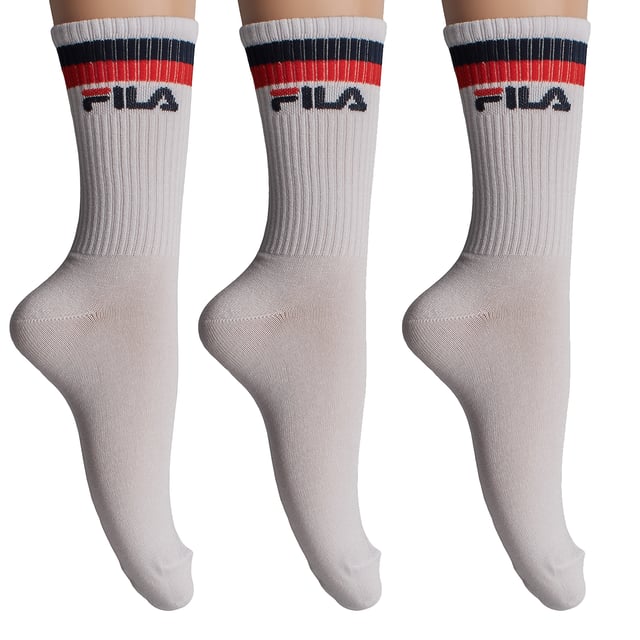 Este pack de calcetines Fila combina un diseño retro con materiales modernos. Su construcción de fibra de bambú ofrece una suavidad extra, transpirabilidad y propiedades antibacterianas naturales, ideal para uso diario.

Detalles:
- Diseño unisex de caña alta.
- Puños acanalados.
- Pack de 3 pares.
- Estilo deportivo con logo bordado de Fila y rayas decorativas en contraste.
- Elaborados con fibra de bambú.
- Alta capacidad de absorción de humedad.
- Costuras suaves.
- Adecuados para combinar con zapatillas, botas o zapatos deportivos.

Una elección perfecta para quienes buscan calcetines de caña alta versátiles, suaves y duraderos, con el valor añadido de una tela sostenible como el bambú y el respaldo de una marca icónica como Fila.
Composición: 62% Viscosa, 32% Poliéster, 4% Elastodieno, 2% Elastano
Cuidado:
Lavado a máquina a un máximo de 30°C.
No usar blanqueador ni blanqueadores.
No planchar.
No limpiar en seco.
Secar al aire o en secadora a baja temperatura.