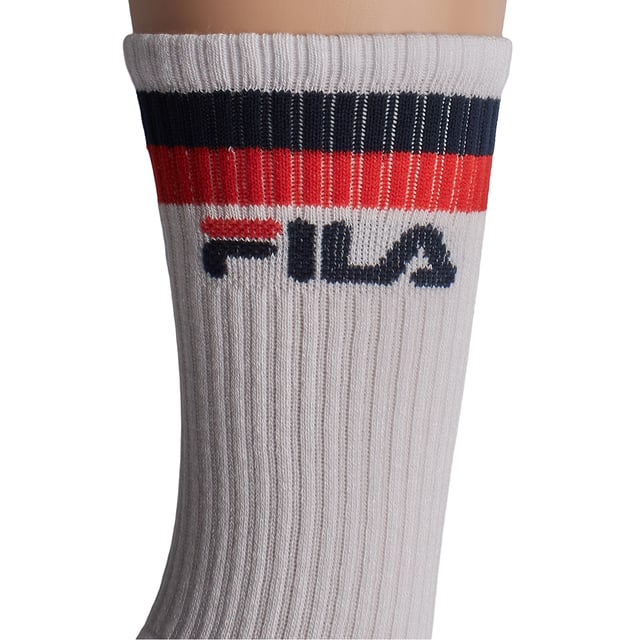 Este pack de calcetines Fila combina un diseño retro con materiales modernos. Su construcción de fibra de bambú ofrece una suavidad extra, transpirabilidad y propiedades antibacterianas naturales, ideal para uso diario.

Detalles:
- Diseño unisex de caña alta.
- Puños acanalados.
- Pack de 3 pares.
- Estilo deportivo con logo bordado de Fila y rayas decorativas en contraste.
- Elaborados con fibra de bambú.
- Alta capacidad de absorción de humedad.
- Costuras suaves.
- Adecuados para combinar con zapatillas, botas o zapatos deportivos.

Una elección perfecta para quienes buscan calcetines de caña alta versátiles, suaves y duraderos, con el valor añadido de una tela sostenible como el bambú y el respaldo de una marca icónica como Fila.
Composición: 62% Viscosa, 32% Poliéster, 4% Elastodieno, 2% Elastano
Cuidado:
Lavado a máquina a un máximo de 30°C.
No usar blanqueador ni blanqueadores.
No planchar.
No limpiar en seco.
Secar al aire o en secadora a baja temperatura.