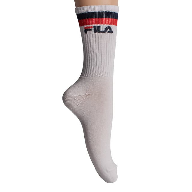 Este pack de calcetines Fila combina un diseño retro con materiales modernos. Su construcción de fibra de bambú ofrece una suavidad extra, transpirabilidad y propiedades antibacterianas naturales, ideal para uso diario.

Detalles:
- Diseño unisex de caña alta.
- Puños acanalados.
- Pack de 3 pares.
- Estilo deportivo con logo bordado de Fila y rayas decorativas en contraste.
- Elaborados con fibra de bambú.
- Alta capacidad de absorción de humedad.
- Costuras suaves.
- Adecuados para combinar con zapatillas, botas o zapatos deportivos.

Una elección perfecta para quienes buscan calcetines de caña alta versátiles, suaves y duraderos, con el valor añadido de una tela sostenible como el bambú y el respaldo de una marca icónica como Fila.
Composición: 62% Viscosa, 32% Poliéster, 4% Elastodieno, 2% Elastano
Cuidado:
Lavado a máquina a un máximo de 30°C.
No usar blanqueador ni blanqueadores.
No planchar.
No limpiar en seco.
Secar al aire o en secadora a baja temperatura.