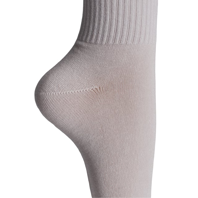 Este pack de calcetines Fila combina un diseño retro con materiales modernos. Su construcción de fibra de bambú ofrece una suavidad extra, transpirabilidad y propiedades antibacterianas naturales, ideal para uso diario.

Detalles:
- Diseño unisex de caña alta.
- Puños acanalados.
- Pack de 3 pares.
- Estilo deportivo con logo bordado de Fila y rayas decorativas en contraste.
- Elaborados con fibra de bambú.
- Alta capacidad de absorción de humedad.
- Costuras suaves.
- Adecuados para combinar con zapatillas, botas o zapatos deportivos.

Una elección perfecta para quienes buscan calcetines de caña alta versátiles, suaves y duraderos, con el valor añadido de una tela sostenible como el bambú y el respaldo de una marca icónica como Fila.
Composición: 62% Viscosa, 32% Poliéster, 4% Elastodieno, 2% Elastano
Cuidado:
Lavado a máquina a un máximo de 30°C.
No usar blanqueador ni blanqueadores.
No planchar.
No limpiar en seco.
Secar al aire o en secadora a baja temperatura.