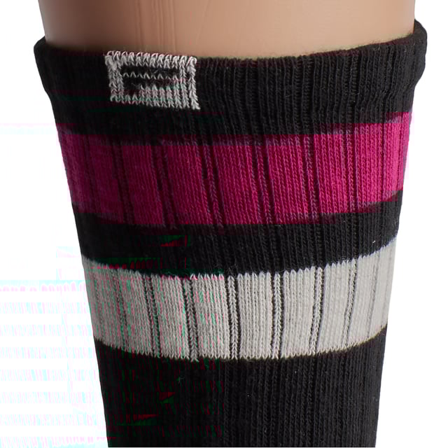 Paquete de 3 Calcetines Largos de Algodón F3609 para Hombres y Mujeres Este pack de calcetines unisex Fila combina un diseño clásico con materiales cómodos y funcionales. Su caña alta acanalada y las franjas en contraste evocan un estilo deportivo retro, perfecto para looks casuales o urbanos.
Detalles:
- Composición con un alto porcentaje de algodón que proporciona suavidad y transpirabilidad natural.
- Diseño unisex de caña alta.
- Logo de Fila bordado.
- Puño acanalado.
- Estilo deportivo con franjas en contraste.
- Costuras planas.
- Tejido elástico.
- Pack de 3 pares.
Una opción versátil y cómoda para hombres y mujeres que buscan calcetines duraderos con un diseño atemporal y materiales de calidad como el algodón.
Composición: 66% Algodón, 32% Poliéster, 2% Elastano.
Cuidado:
Lavado a máquina a un máximo de 30°C.
No usar blanqueadores ni blanqueantes.
No planchar.
No limpiar en seco.
Secar al aire o en secadora a baja temperatura.