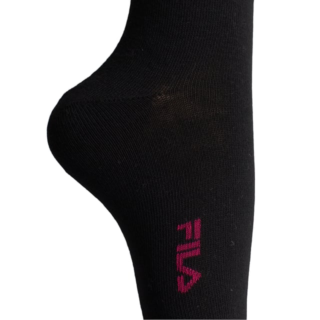 Paquete de 3 Calcetines Largos de Algodón F3609 para Hombres y Mujeres Este pack de calcetines unisex Fila combina un diseño clásico con materiales cómodos y funcionales. Su caña alta acanalada y las franjas en contraste evocan un estilo deportivo retro, perfecto para looks casuales o urbanos.
Detalles:
- Composición con un alto porcentaje de algodón que proporciona suavidad y transpirabilidad natural.
- Diseño unisex de caña alta.
- Logo de Fila bordado.
- Puño acanalado.
- Estilo deportivo con franjas en contraste.
- Costuras planas.
- Tejido elástico.
- Pack de 3 pares.
Una opción versátil y cómoda para hombres y mujeres que buscan calcetines duraderos con un diseño atemporal y materiales de calidad como el algodón.
Composición: 66% Algodón, 32% Poliéster, 2% Elastano.
Cuidado:
Lavado a máquina a un máximo de 30°C.
No usar blanqueadores ni blanqueantes.
No planchar.
No limpiar en seco.
Secar al aire o en secadora a baja temperatura.