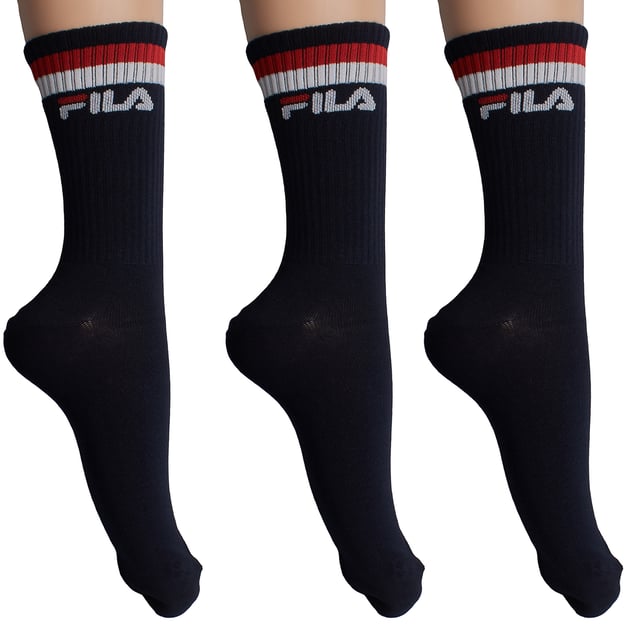 Pack-3 Calcetines Largos Bambú F5506 para Hombre y Mujer Este pack de calcetines Fila combina diseño retro con materiales modernos. Su confección con fibra de bambú ofrece suavidad extra, transpirabilidad y propiedades antibacterianas naturales, ideales para el uso diario.\n\nDetalles:\n- Diseño unisex de caña alta.\n- Puños acanalados.\n- Pack de 3 pares.\n- Estilo deportivo con el logo Fila bordado y franjas decorativas en contraste.\n- Elaborados con fibra de bambú.\n- Alta capacidad de absorción de humedad.\n- Costuras suaves.\n- Aptos para combinar con zapatillas, botas o calzado deportivo.\n\nUna opción perfecta para quienes buscan calcetines altos, versátiles, suaves y duraderos, con el valor añadido de un tejido sostenible como el bambú y el respaldo de una marca icónica como Fila.\n Composición: 62% Viscosa, 32% Poliéster, 4% Elastodieno, 2% Elastano\n Cuidados:\nLavar a máquina a un máximo de 30 °C.\nNo usar lejía ni blanqueadores.\nNo planchar.\nNo lavar en seco.\nSecar al aire o en secadora a baja temperatura.