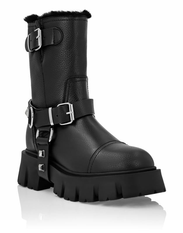 met studs  Geef je stijl een bikertintje met de leren laars in een nieuw jasje van Philipp Plein. Bekijk de eigenaardige verwerking en ontdek meer.    Hertenleer   Harnas en enkelband met studs en gespen   Rubberen lugzool voor maximale grip   Schapenvacht voering   Geweven label op voetbed